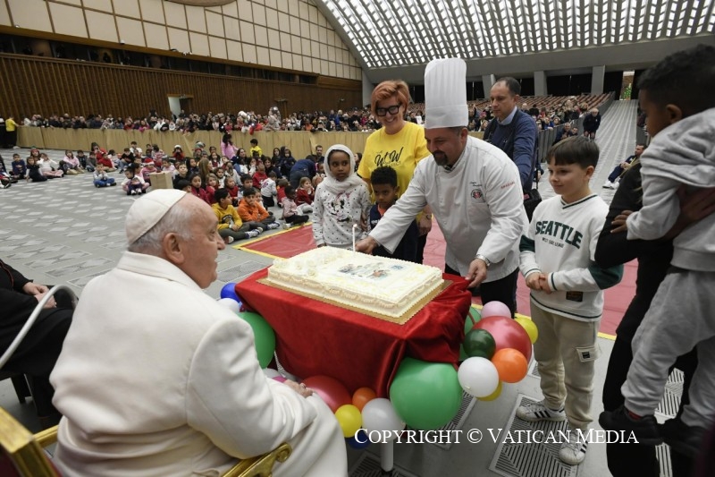 Le pape François avec les enfants ASSISTÉS PAR LE DISPENSAIRE PÉDIATRIQUE SANTA MARTA, 17 décembre 2023 © Vatican Media