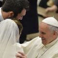 Des couples mariés assistent à l'audience générale pour recevoir la bénédiction du pape © Vatican Media