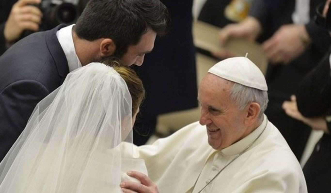 Des couples mariés assistent à l'audience générale pour recevoir la bénédiction du pape © Vatican Media