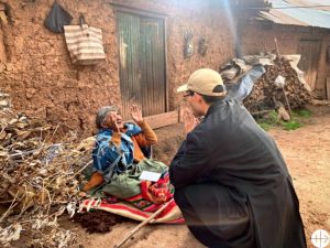 Un prêtre visitant une famille de l’Altiplano © AED