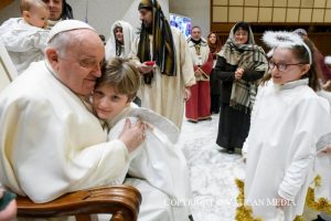 Salutations du Saint-Père aux participants de la crèche vivante de la basilique Sainte-Marie-Majeure, 16 décembre 2023 © Vatican Media