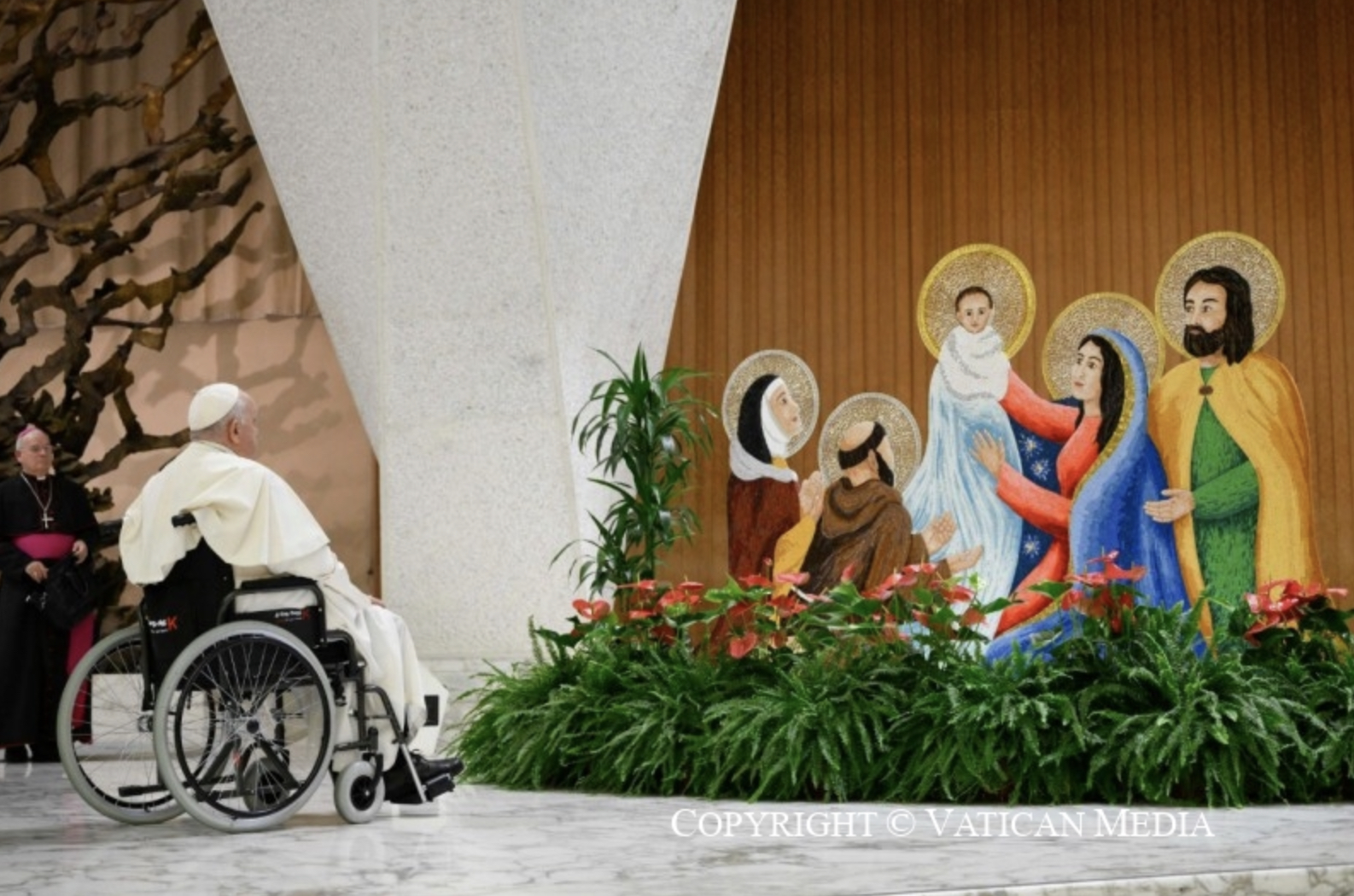 Le pape se recueille quelques instant devant la créche lors de l’audience générale © Vatican Media