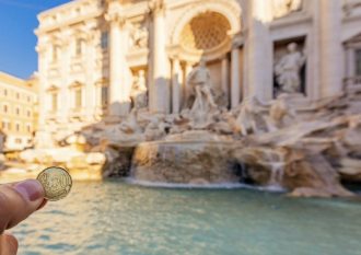 Chaque jour, des touristes lancent des pièces de monnaie avec l’espoir que le hasard les ramènera un jour dans la capitale italienne © Le HuffPost