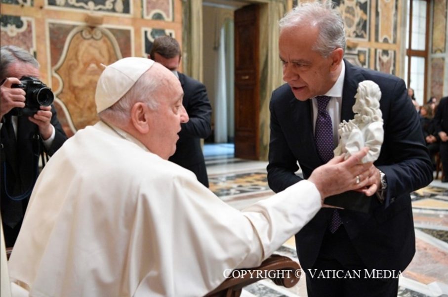 « Vous jouez le rôle d'intermédiaire entre l'État et le territoire », a déclaré le pape aux préfets © Vatican Media
