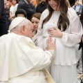 Le pape bénit le bébé d’une femme enceinte lors de l'audience générale du 13 décembre 2023© Vatican Media