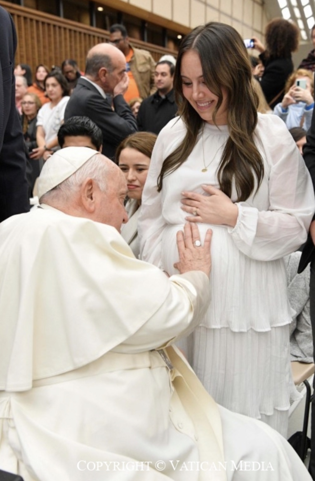 Le pape bénit le bébé d’une femme enceinte lors de l'audience générale du 13 décembre 2023© Vatican Media