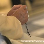 Le pape François priant le chapelet © Vatican Media