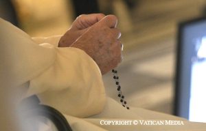 Le pape François priant le chapelet © Vatican Media