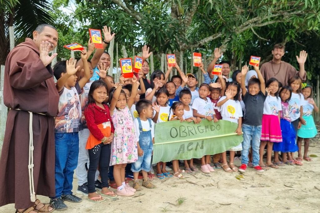 Enfants Ticuna avec les Frères Capucins © AED