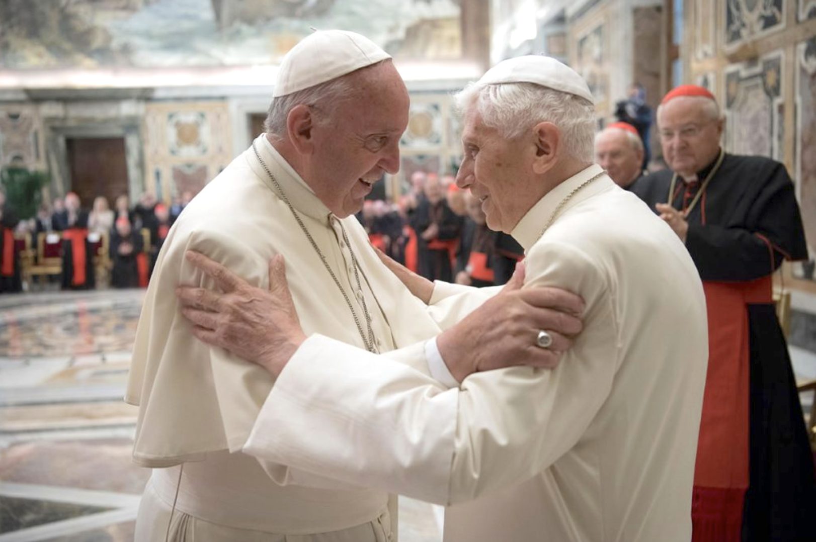Accolade entre le pape Benoît XVI et le pape François © Vatican Media