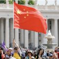 Pèlerin brandissant un drapeau chinois sur la place Saint-Pierre © Revista Ecclesia 