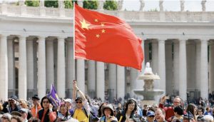 Pèlerin brandissant un drapeau chinois sur la place Saint-Pierre © Revista Ecclesia 