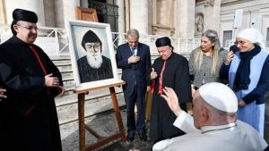 Bénédiction papale de la mosaïque de Saint Charbel au Vatican. Photo tirée du site Nidaa al-Watan