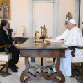 Le pape François a reçu en audience privée, au Palais apostolique de la Cité du Vatican, le président de la Colombie, Gustavo Petro © Vatican Media
