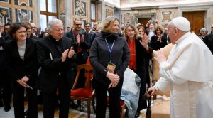 Après le discours du Pape, celui-ci a salué les participants un par un et, avant de prendre congé, a pris une photo de groupe © Vatican Media