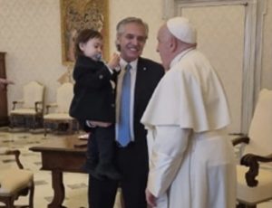 L'ancien président Fernández n'a pas assisté seul lors de la rencontre, il était accompagné de son jeune fils © Alberto Fernández (X) 