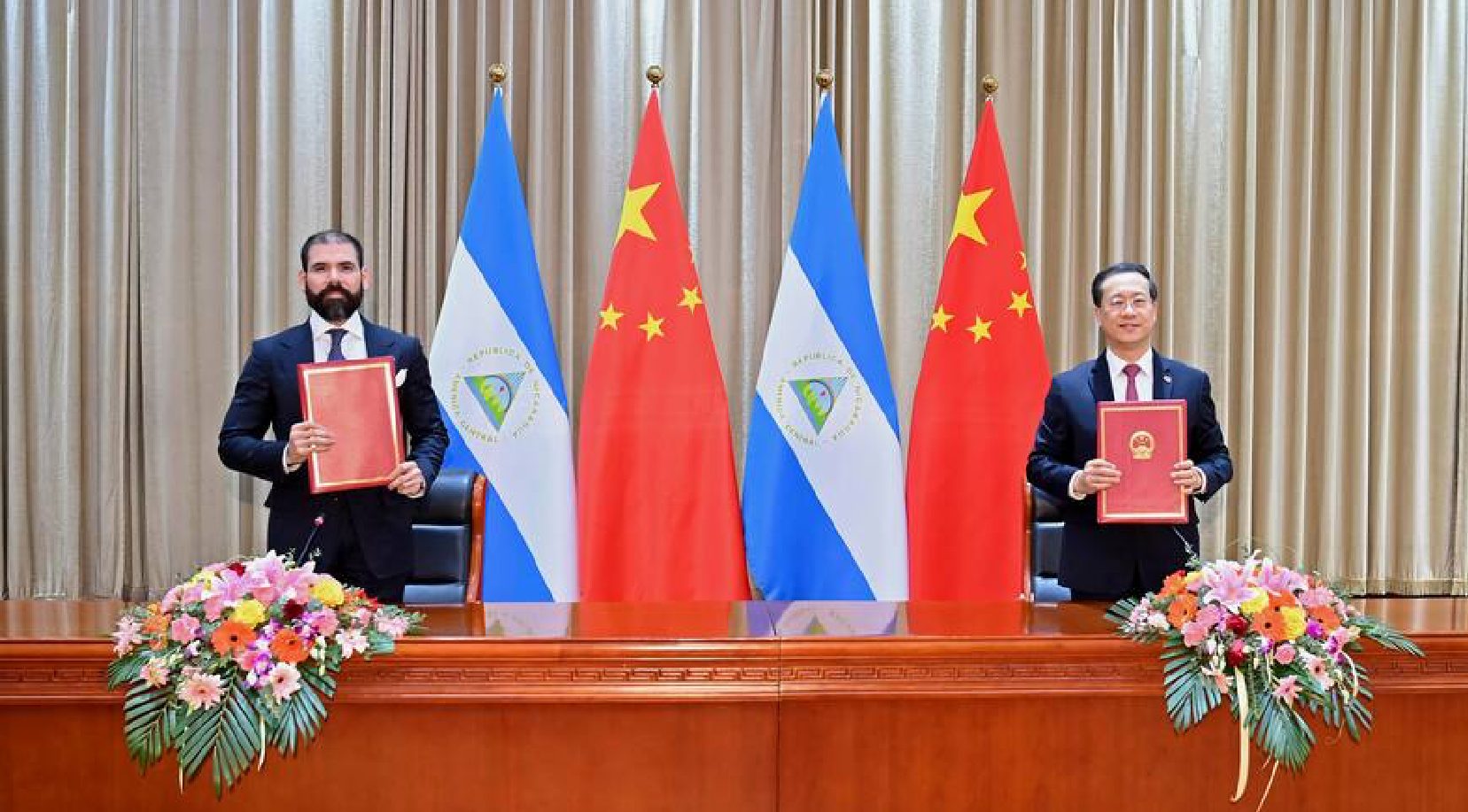 Laureano Ortega Murillo, fils et conseiller du président du Nicaragua Daniel Ortega, à gauche, et le vice-ministre chinois des Affaires étrangères Ma Zhaoxu © Xinhua News Agency