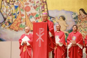 Le cardinal Thomas Aquinas Manyo Maeda, archevêque d’Osaka, en 2017 lors d’une messe dans la cathédrale Sainte-Marie d’Osaka © missionsetrangeres.com