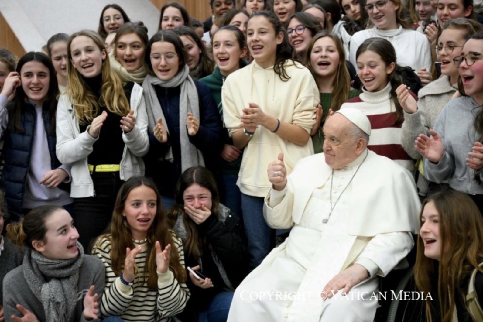 Le pape avec des jeunes d’écoles françaises © Vatican Media
