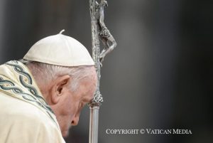 Le pape François en prière lors de la messe de Marie, Mère de Dieu © Vatican Media