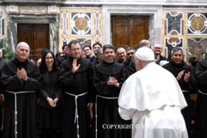 Le pape François salue des frères franciscains © Vatican Media