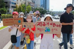 En septembre 2023, des enfants sud-coréens participant à une marche pour le climat organisée par l’Église locale à Séoul © missionsetrangeres.com