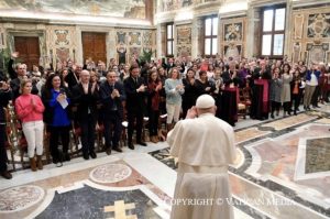 Rencontre du pape François avec des communicants catholiques français © Vatican Media