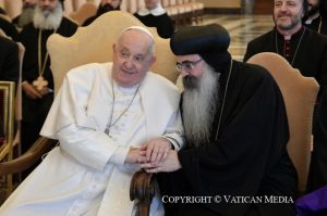 Son Excellence Kyrillos et le pape François © Vatican Media