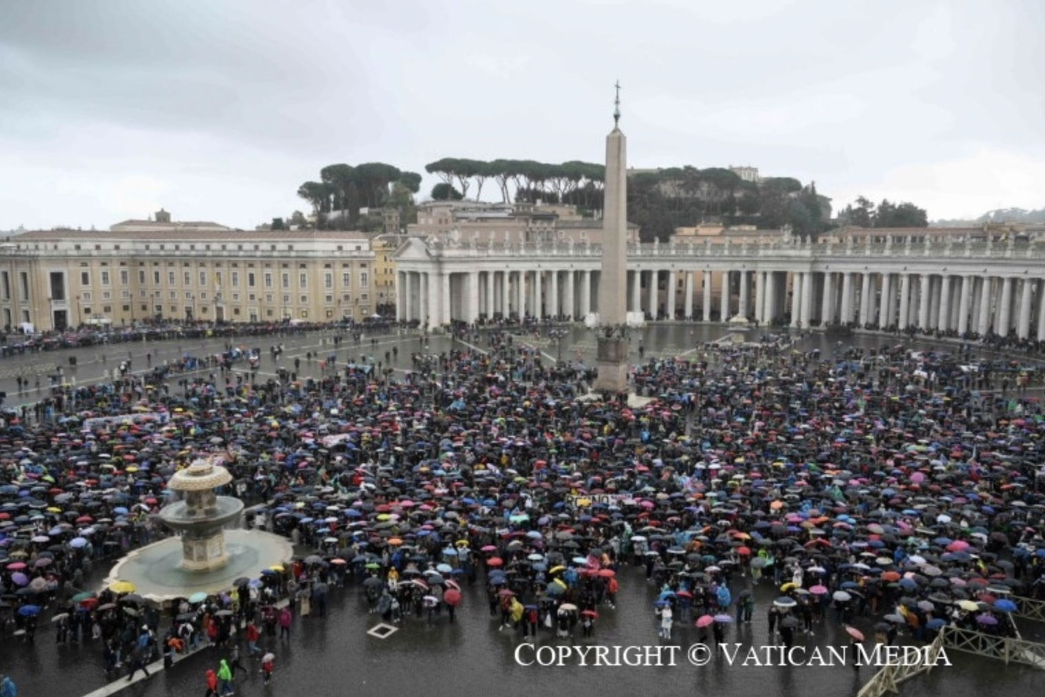 La place Saint-Pierre sous la pluie pour l’Angélus © Vatican Media