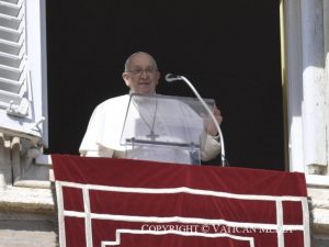 Le pape François saluant la foule © Vatican Media