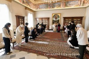 La délégation recevant la bénédiction du Saint Père © Vatican Media