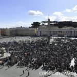 Une foule de plus en plus nombreuse rassemblée pour l’Angélus © Vatican Media