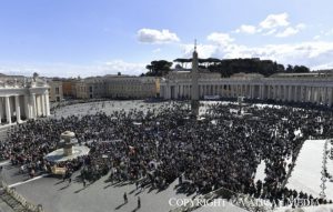 Une foule de plus en plus nombreuse rassemblée pour l’Angélus © Vatican Media