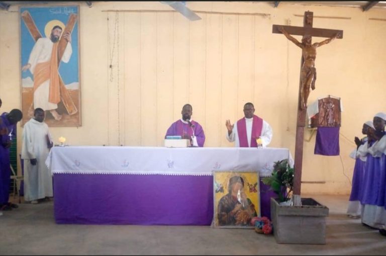 Messe dans une église de Bogande, Burkina Faso © AED