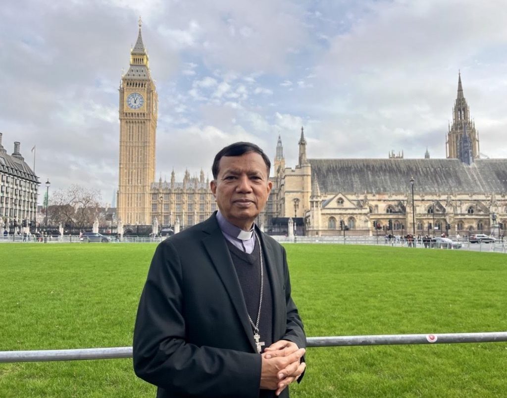 L'archevêque Sebastian Shaw de Lahore devant le palais de Westminster © AED