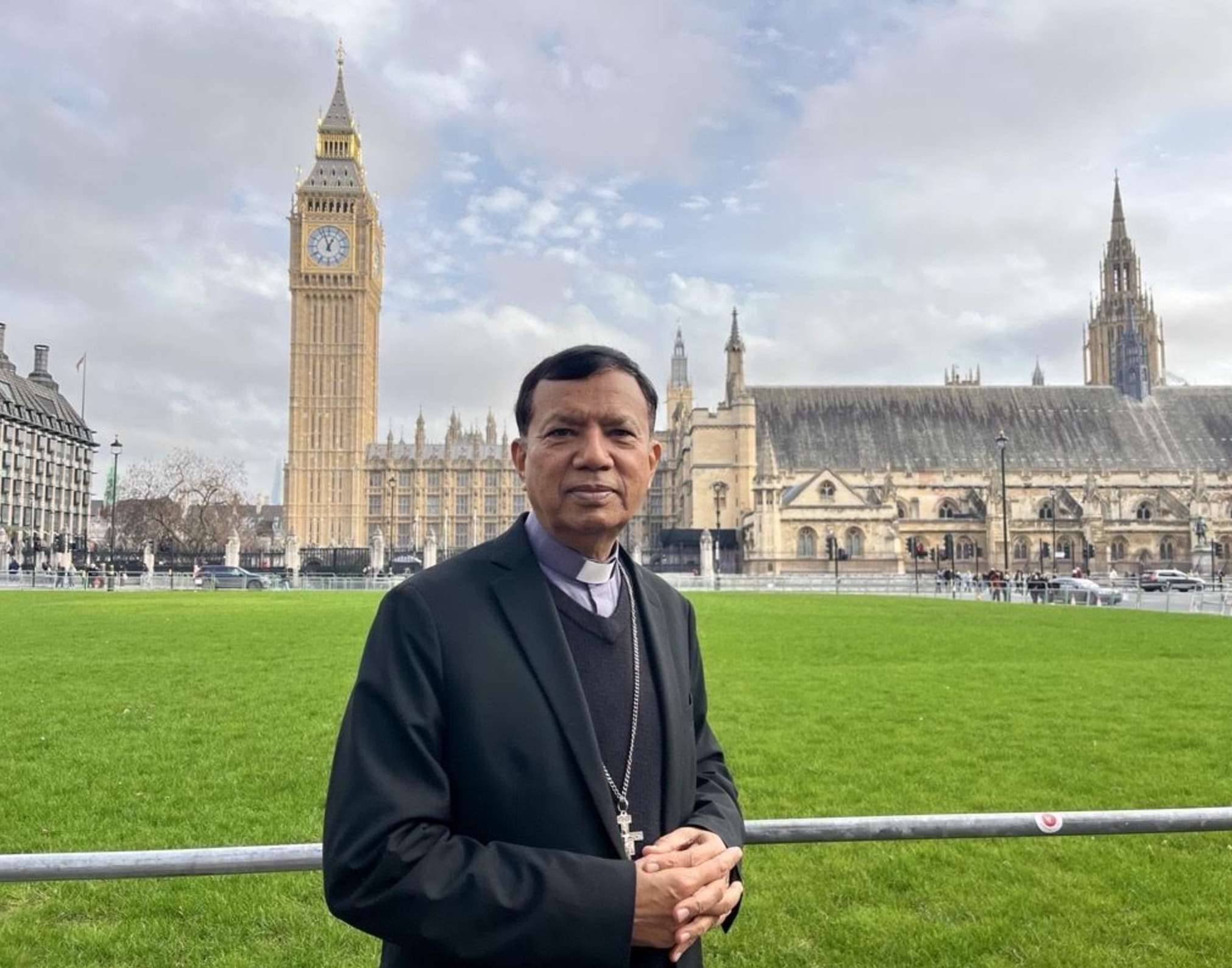 L'archevêque Sebastian Shaw de Lahore devant le palais de Westminster © AED