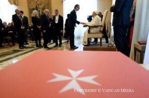 Le pape salue les participants de la conférence de l’Ordre de Malte © Vatican Media