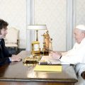 Lundi matin, 12 février 2024, le président argentin Javier Milei a assisté à une audience privée avec le pape François au palais apostolique de la Cité du Vatican.
