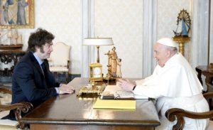 Lundi matin, 12 février 2024, le président argentin Javier Milei a assisté à une audience privée avec le pape François au palais apostolique de la Cité du Vatican.