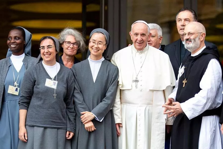 Sœur Nathalie Becquart (troisième à partir de la gauche) pose avec le pape François et d'autres personnes pendant le synode des jeunes en 2018. (photo : Daniel Ibanez/CNA / EWTN)