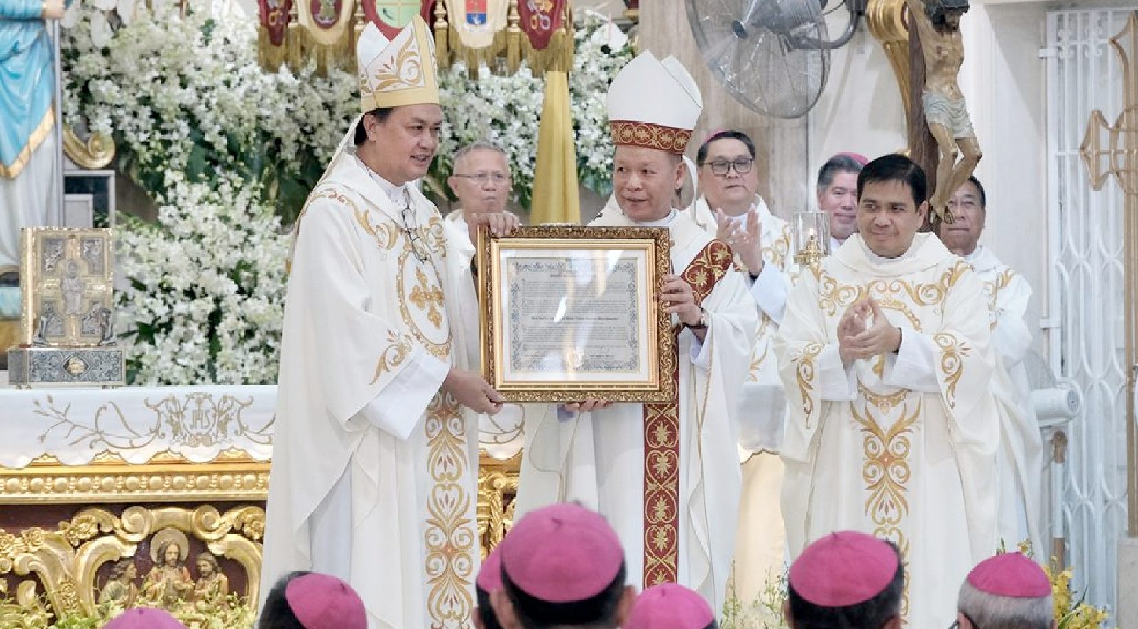 Dans l'église se trouve une ancienne statue de la Vierge, apportée du Mexique au XVIIe siècle et vénérée sous le nom de Notre-Dame de la Paix et du Bon Voyage © CBCP News