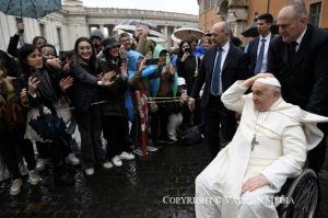 Après l’audience dans la salle Paul VI, le pape salue quelques pèlerins à l’extérieur © Vatican Media