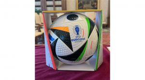 Ballon officiel du prochain championnat d'Europe de football ©Vatican Media