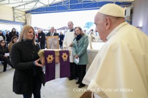 Cadeau un chapelet et deux étoles fabriqués dans les ateliers de la prison de Rebibbia © Vatican Media