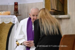 Le pape François confessant dans l’église paroissiale saint Pie V à Rome Vatican Media