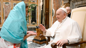 Pape avec femme autochtone