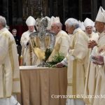 Procession des huiles pour bénédiction © Vatican Media