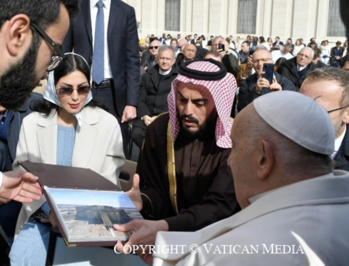 Le pape saluant des pèlerins de langue arabe  © Vatican Media