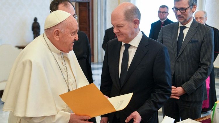 Le chancelier allemand Olaf Scholz a rencontré le pape François au Vatican samedi dernier 2 mars © Vatican Media