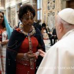 Le pape prend le temps de saluer les participants à la Rencontre sur les peuples autochtones © Vatican Media